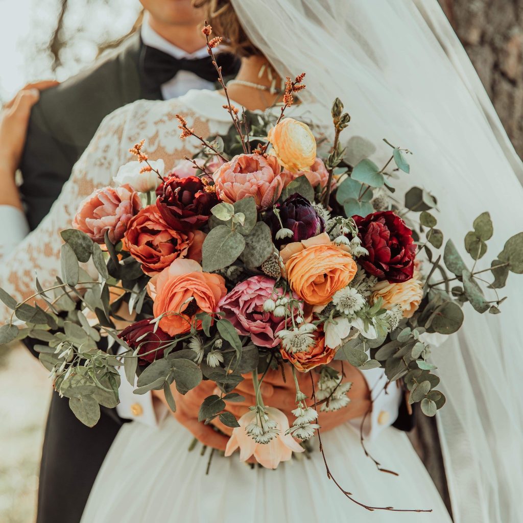 Malva och Iris blomsterkreatör och snittblomsodlare gör brudbuketter och arrangemang till bröllop.
