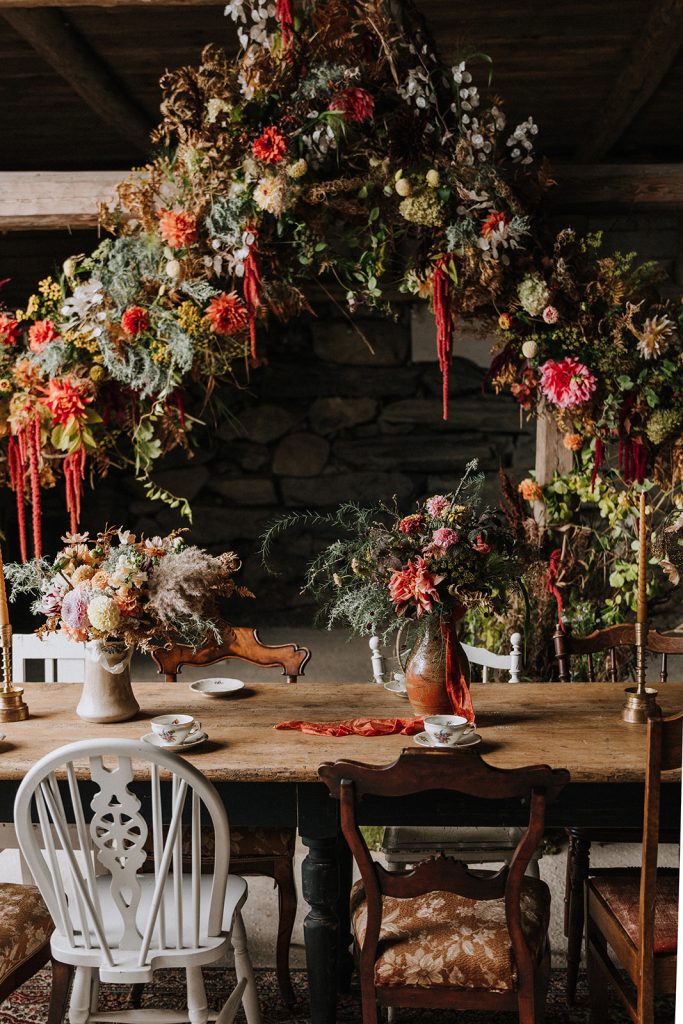 Bröllopsdekoration med blommor och blomsterbåge av Malva och Iris
