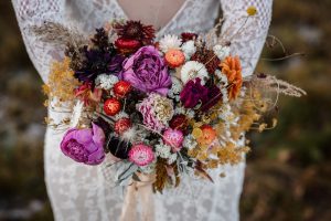 Bröllopdekorationer, buketter och bröllopsbuketter av Sofia Sima på Malva och Iris.