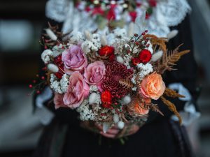 Bröllopdekorationer, buketter och bröllopsbuketter av Sofia Sima på Malva och Iris.