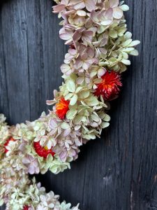 Krans med höstblommor av Sofia Sima på Malva och Iris.