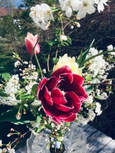 Buketter med liljor och tulpaner. Blommor till vår av Sofia Sima på Malva och Iris.