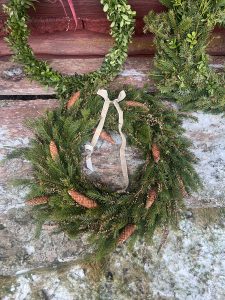 Krans med granbarr och kottar till vinter och jul av Sofia Sima på Malva och Iris.