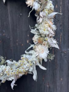 Krans av torkat material till vinter av Sofia Sima på Malva och Iris.