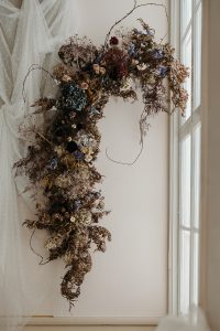Blomsterbåge av torkade blommor