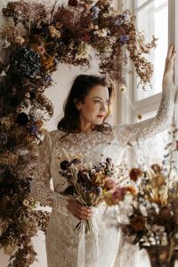 Blomsterbåge och bukett av torkade blommor